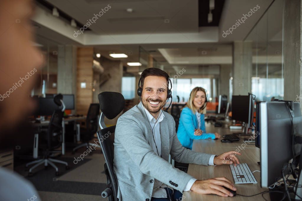 Dispatcher speaking with a customer on the phone
