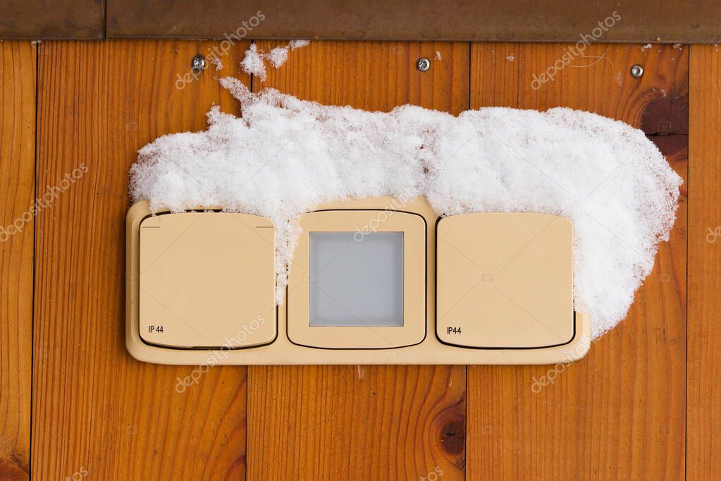 Weatherproof outdoor electrical outlet with cover